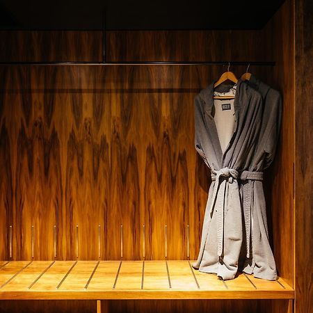 Macq 01 Hotel Hobart Exterior foto A bathrobe hanging on a wooden bench
